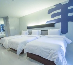 Трёхместная студия Deluxe в Baba House Phuket Hotel