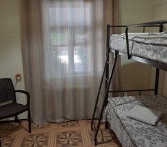 Стандартный семейный номер с 1 двуспальной и 2 односпальными кроватями в Ghouse