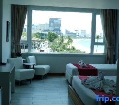 Трёхместный люкс с частичным видом на море в The Beach Front Resort Pattaya  - SHA Plus