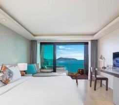 Двухместный номер Deluxe с видом на море двуспальная кровать в Отель Zenmaya Oceanfront Phuket, Trademark Collection by Wyndham