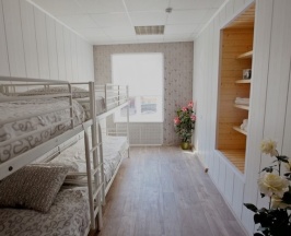 Кровать в четырехместном мужском номере в New Day