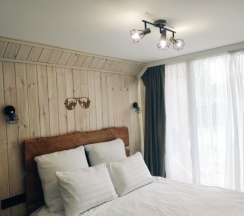 Коттедж с красивым видом из окна в Seven Lodge