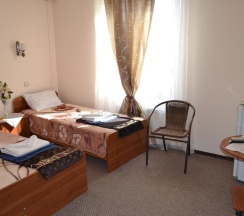 Номер стандарт с 1 односпальной и 1 двуспальной кроватью в Оптима