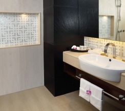 Двухместный номер с балконом двуспальная кровать в Le Meridien Phuket Beach Resort