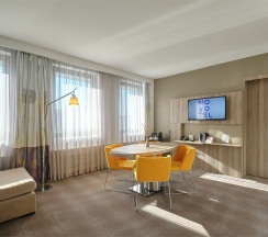 Номер Suite с двуспальной кроватью и диваном в Novotel Krasnoyarsk center
