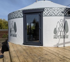 Любовь в Hut house