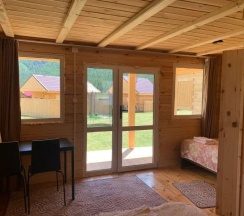 Коттедж улучшенный с 3 односпальными и 1 двуспальной кроватью в Аура Алтая