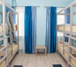Кровать в 8-местном общем мужском номере Синий в Эко
