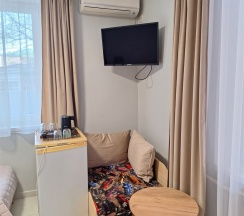 "КЛАССИК 5" Стандартный двухместный номер с раздельными односпальными кроватями и диваном на 1 этаже в Цитрус