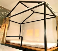 Кровать в общем номере с балконом в Bayhouse Hostel Penghu