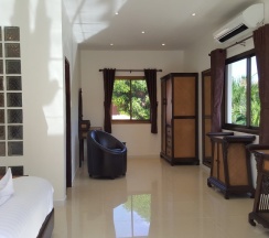 Вилла с балконом в Вилла Hideland - The Luxurious Tropical Villa - Pattaya Jomtien