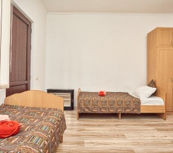 Трёхместный номер Standard с балконом и с красивым видом из окна в Ахимса