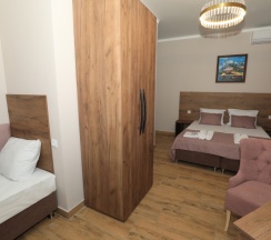 Трёхместный номер Superior с балконом и с красивым видом из окна в Аскьала