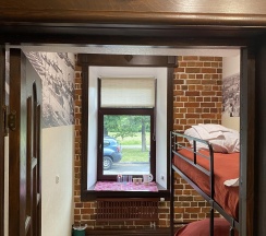 Кровать в 2-местном общем номере №2 в Стрежень