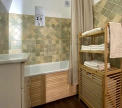 Коттедж улучшенный с 2 односпальными и 2 двуспальными кроватями в Гостевой дом