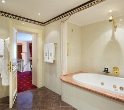 Двухэтажный номер в Taleon Imperial Hotel