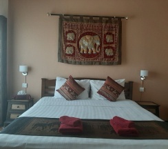 Двухместный номер Deluxe с балконом двуспальная кровать в Guesthouse Liam's Suan Dok Mai