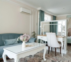 Двухместный люкс Provence №40 с 2 комнатами с красивым видом из окна двуспальная кровать в Лель