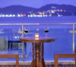 Двухместный люкс с видом на море двуспальная кровать в Отель Zenmaya Oceanfront Phuket, Trademark Collection by Wyndham