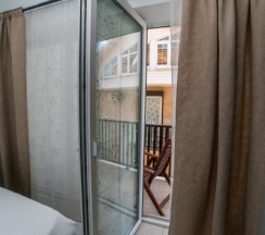 202 - Трехместный номер с балконом и боковым видом на море в Азов Инн