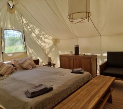 Двухместный Глэмпинг Эко с видом на озеро двуспальная кровать в Глэмпинг на озере Сиг