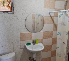 Трёхместный номер Deluxe с балконом и с видом на море в У Андрея и Анны