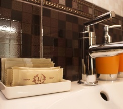 Семейный в Yellow hotel