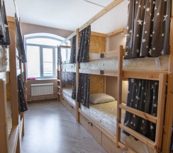 Кровать в общем номере (мужской номер) в Чердак