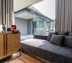 Двухместный люкс Executive с видом на бассейн двуспальная кровать в Villa Deva Resort & Hotel Bangkok