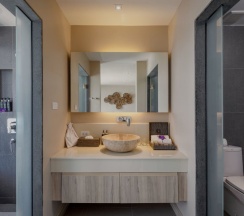 Двухместный Jacuzzi полулюкс с видом на море двуспальная кровать в Cape Sienna Gourmet Hotel & Villas