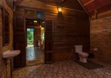 Трёхместная Tree House с видом на реку в Art's Riverview Lodge