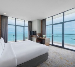 Номер Panoramic Suite, с панорамным видом на море - с двуспальной кроватью и диваном в Pullman Sochi Centre