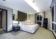 Семейный люкс с 2 комнатами с балконом в The Narathiwas Hotel & Residence Sathorn Bangkok