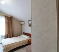 Пятиместный номер Standard с балконом и с видом на горы в Жемчужина