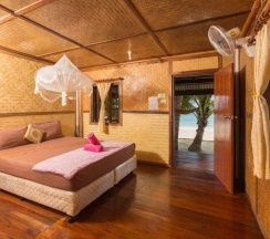 Бунгало Standard с вентилятором (без горячей воды) рядом с пляжем в Bottle Beach 1 Resort