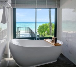 Двухместный номер Premier Pool рядом с пляжем двуспальная кровать в Phi Phi Holiday Resort – SHA Extra Plus