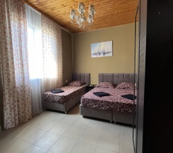Четырёхместный номер Comfort с балконом в Мандарин