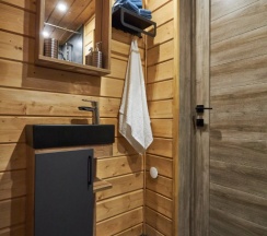 Двухместный коттедж с красивым видом из окна двуспальная кровать в Aframe-Village