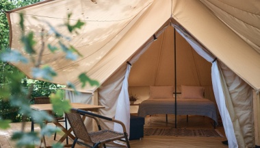 Двухместный тент Белл двуспальная кровать в River Glamp