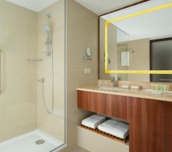 Двухместный номер двуспальная кровать в Courtyard by Marriott Tashkent