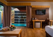 Вилла с балконом в Weekender Resort