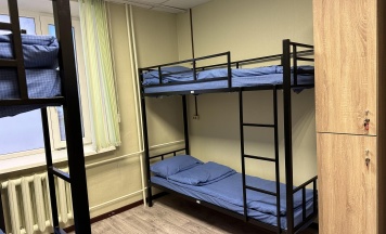 Кровать в 6-местном общем мужском номере в Точка