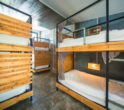 Кровать в общем номере (женский номер) с красивым видом из окна в ChillHub Hostel Phuket