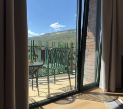 Апартаменты с балконом и с видом на бассейн в Green Wood