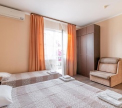 Трёхместный номер Comfort с балконом в Наш дом