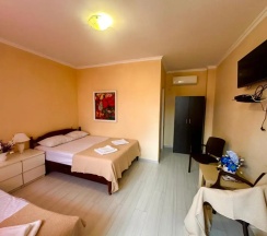 Трёхместный номер Улучшенный (2 Корпус) с балконом в Морские истории