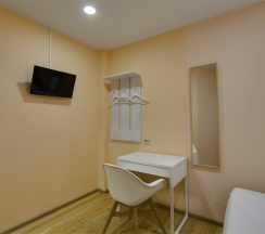 Двухместный номер с одной большой кроватью, без окна (DBL) в Riverside Hotel