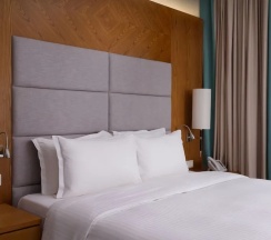 Двухместный room Guest семейный двуспальная кровать в DoubleTree by Hilton Almaty