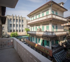 Семейный люкс с балконом в Nornyaowarat Hostel