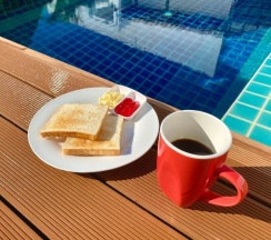 Кровать в общем номере с красивым видом из окна в ChillHub Hostel Phuket